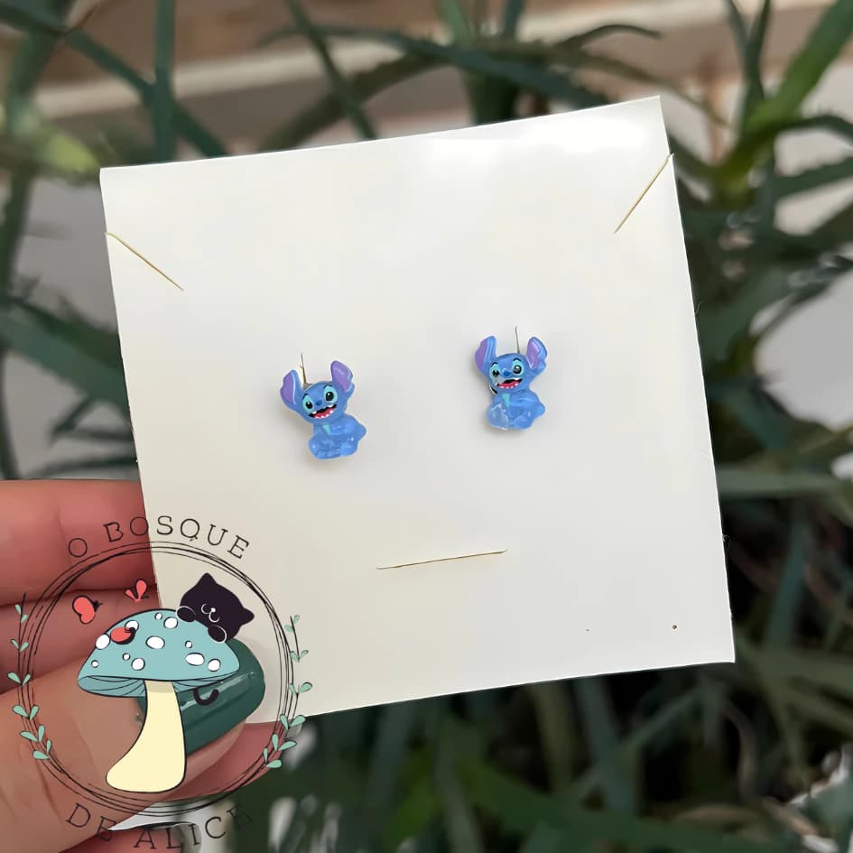 MINI PAR DE BRINCOS / STITCH - POOH - BULBASAUR - PIKACHU - MARIE / INSPIRAÇÃO